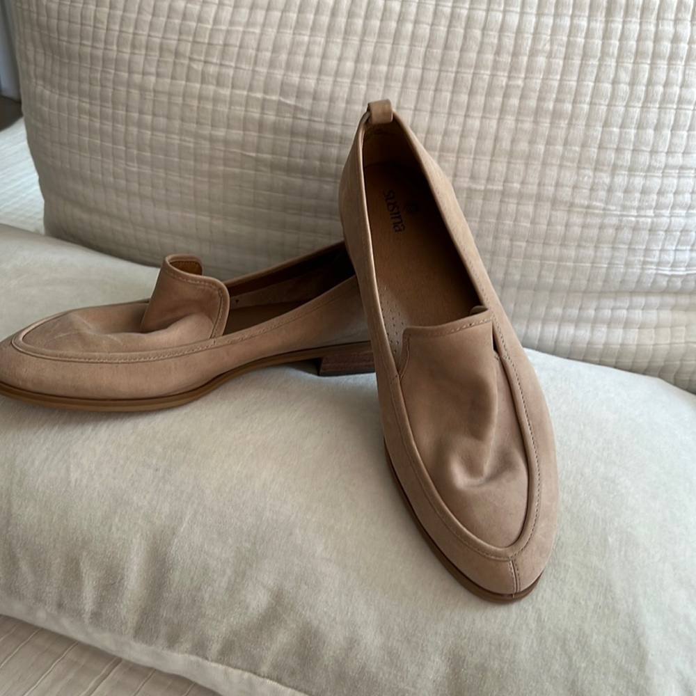 Susina Kellen Almond Toe Nude Leather Loafer